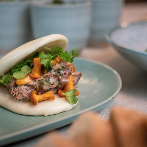 Bao med confiteret and med lime/chili crème samt rimmet spidskål