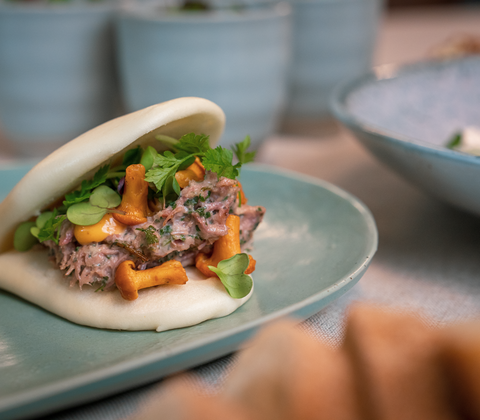 Lynstegt rød tun med sesam mayonnaise samt tangsalat