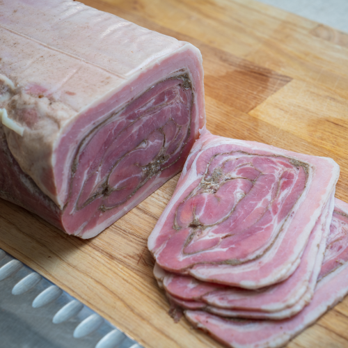 Rullepølse med peber og løg i skiver 