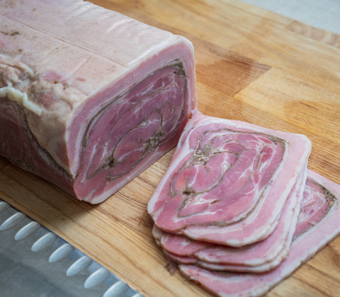 Rullepølse med peber og løg i skiver 