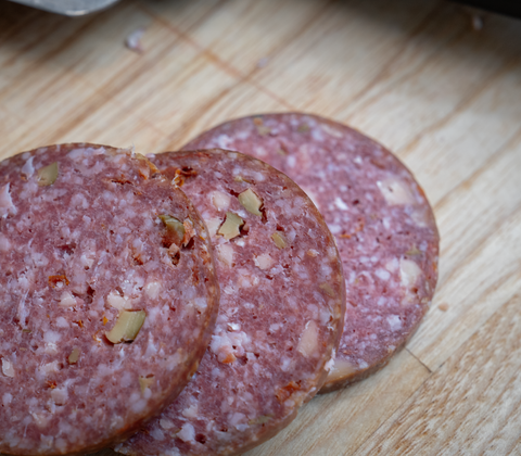 Spegepølse med dansk kalvekød med oliven og thybo ost fra Thisemejeri