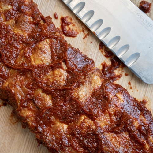 Sprængte og røget spareribs i egen marinade. 