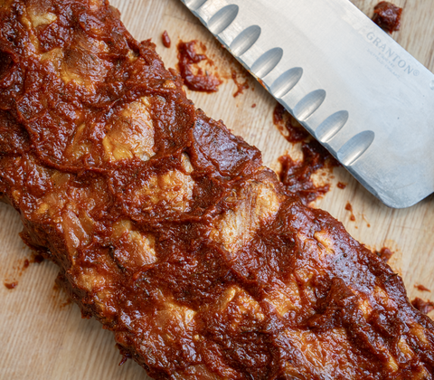 Sprængte og røget spareribs i egen marinade. 