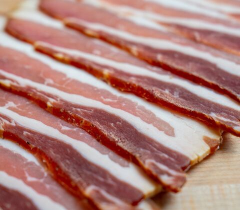 Tørsaltede bacon i skiver 
