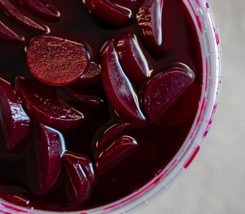 Hjemmesyltede rødbeder med laurbærblade 