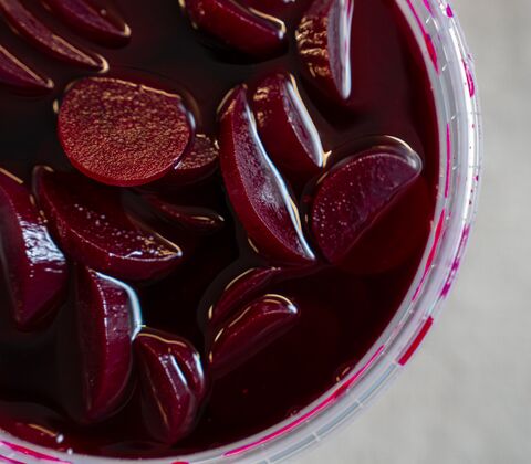 Hjemmesyltede rødbeder med laurbærblade 