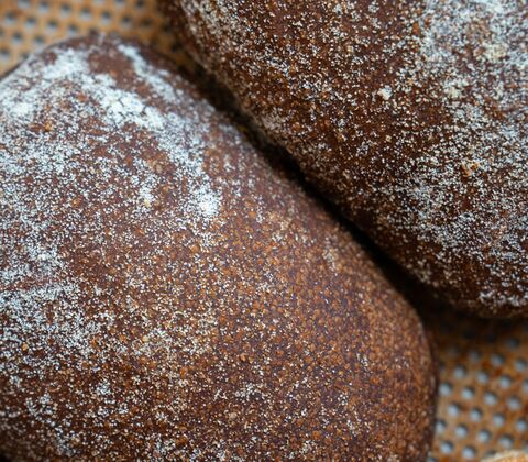 Surdejsbrød med malt og valnødder