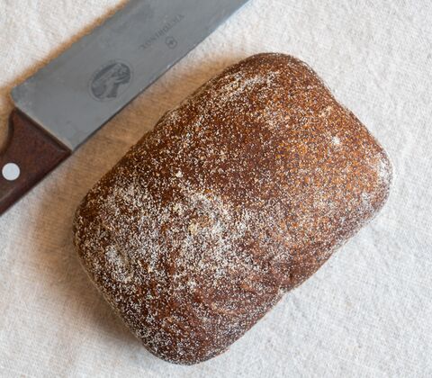 Surdejsbrød med malt og valnødder