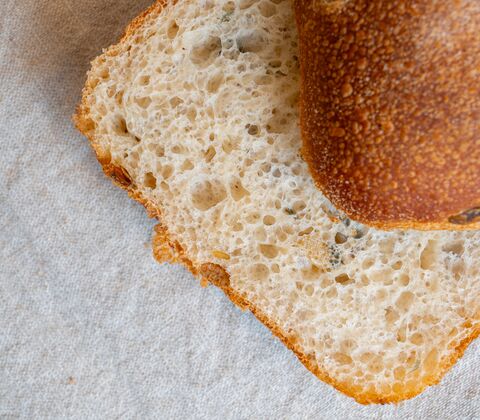 Surdejsbrød med græskarkerner og durum