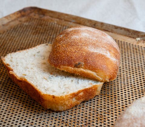 Surdejsbrød med græskarkerner og durum