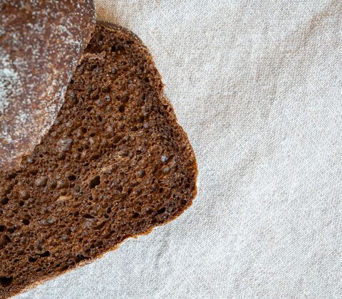 Surdejsbrød med malt og valnødder